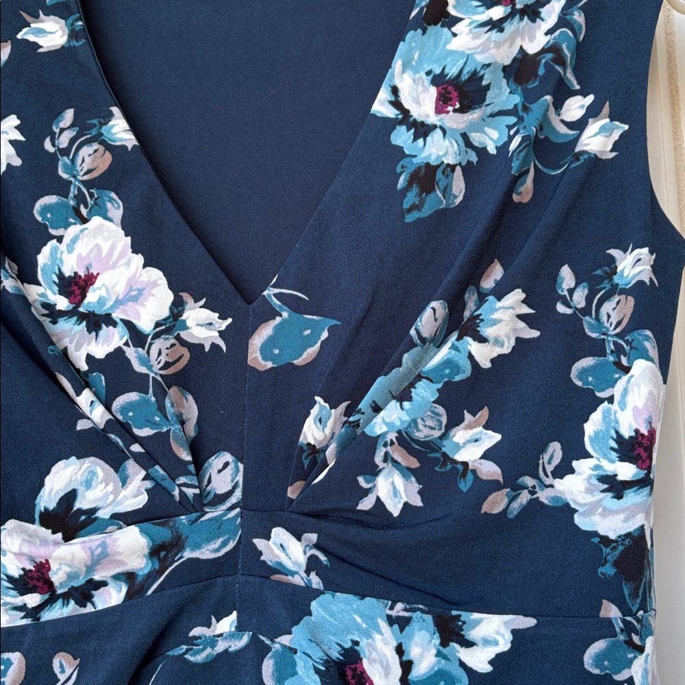 NWOT White House Black Market Navy Floral Too. Sz XS can fit S. 😍 a beauty